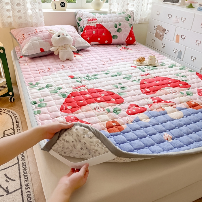 91家纺网 家纺一手货源 找家纺 2024新款牛奶绒床垫保暖床褥子夹棉加厚印花床护垫大床图 蘑菇小兔