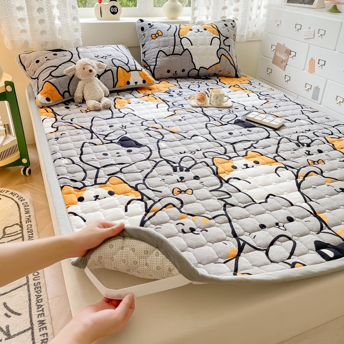 91家纺网 家纺一手货源 找家纺 2024新款牛奶绒床垫保暖床褥子夹棉加厚印花床护垫大床图 猫咪乐园