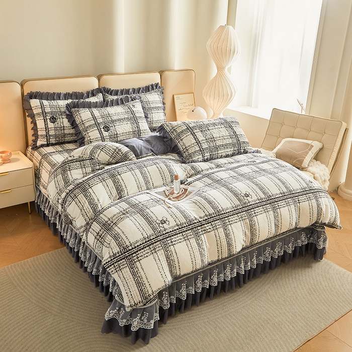 91家纺网 家纺一手货源 找家纺 艾裙海 2025新款高克重加厚保暖A类牛奶绒夹棉床盖系列四件套 爱的格调