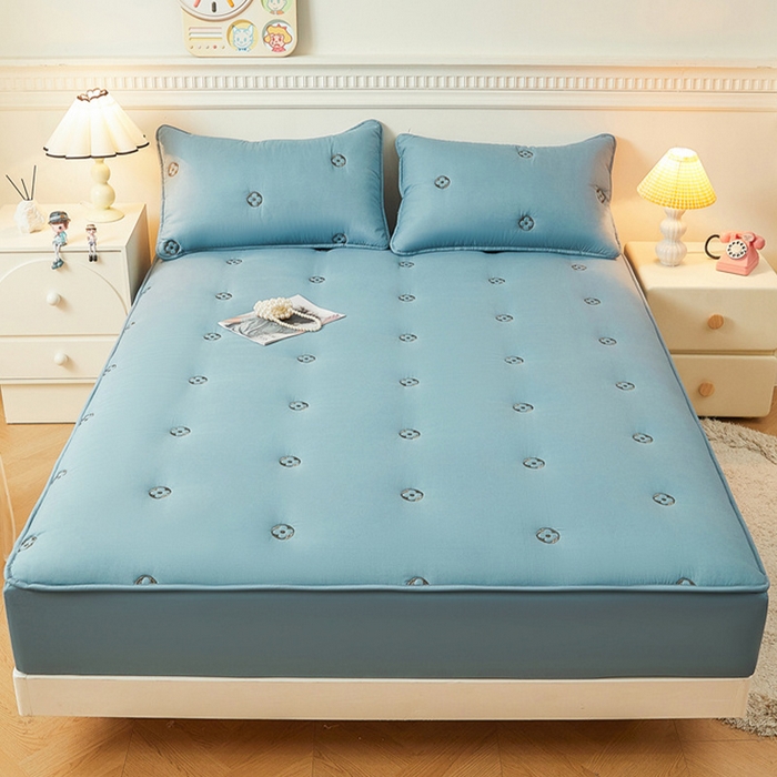 91家纺网 家纺一手货源 找家纺 2025新款A类水洗棉大豆刺绣床笠 四叶草-深海蓝