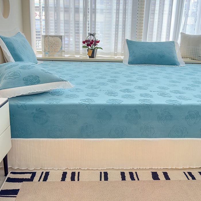91家纺网 家纺一手货源 找家纺 冬然家纺 2024新款雕花绒榻榻米床盖玫瑰湖蓝