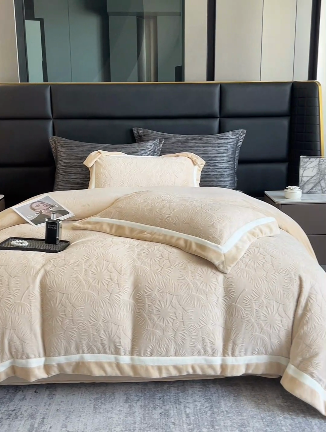 91家纺网 家纺一手货源 找家纺 2025新款秋冬AB版250克全消光立体雕花烂花牛奶绒双拼角四件套-璀璨烟花 璀璨烟花-白桃粉