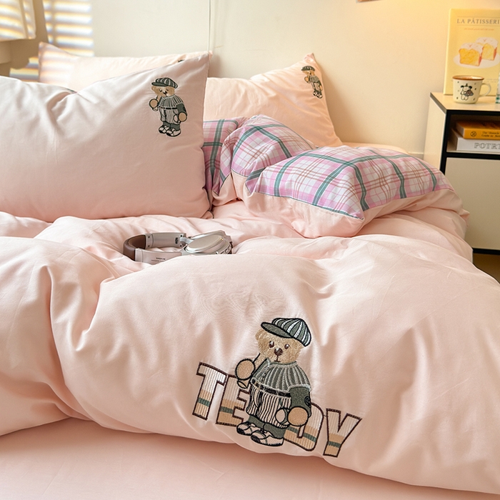 91家纺网 家纺一手货源 找家纺 优悦生活馆 2025新款全棉亲肤刺绣成人款四件套-小熊 小熊-粉