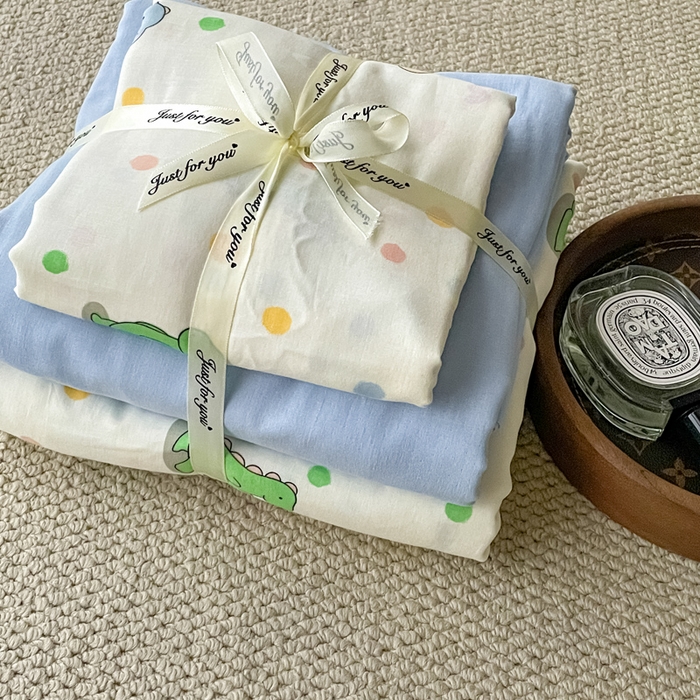 91家纺网 家纺一手货源 找家纺 一比一家纺 2025新款全棉母婴级抗菌有氧全棉双层纱亲肤全棉小清新印花三件套四件套 恐龙派对