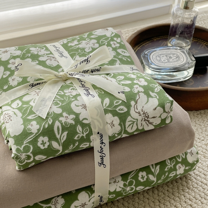 91家纺网 家纺一手货源 找家纺 一比一家纺 2025新款全棉母婴级抗菌有氧全棉双层纱亲肤全棉小清新印花三件套四件套 木槿花-绿