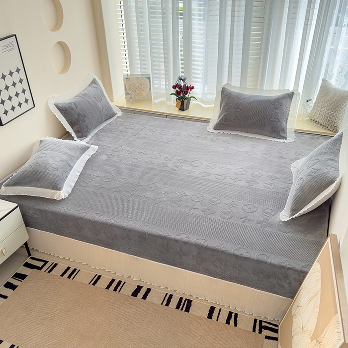 91家纺网 家纺一手货源 找家纺 冬然家纺 2024新款雕花绒榻榻米床盖赫本灰