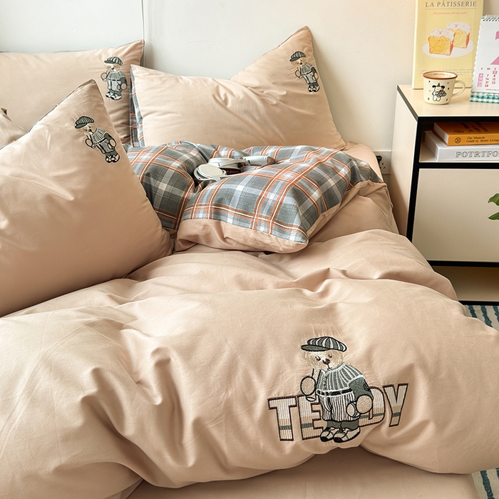 91家纺网 家纺一手货源 找家纺 优悦生活馆 2025新款全棉亲肤刺绣成人款四件套-小熊 小熊-卡其