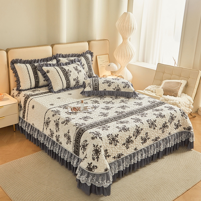 91家纺网 家纺一手货源 找家纺 艾裙海 2025新款高克重加厚保暖A类牛奶绒夹棉床盖系列四件套 莫奈花园