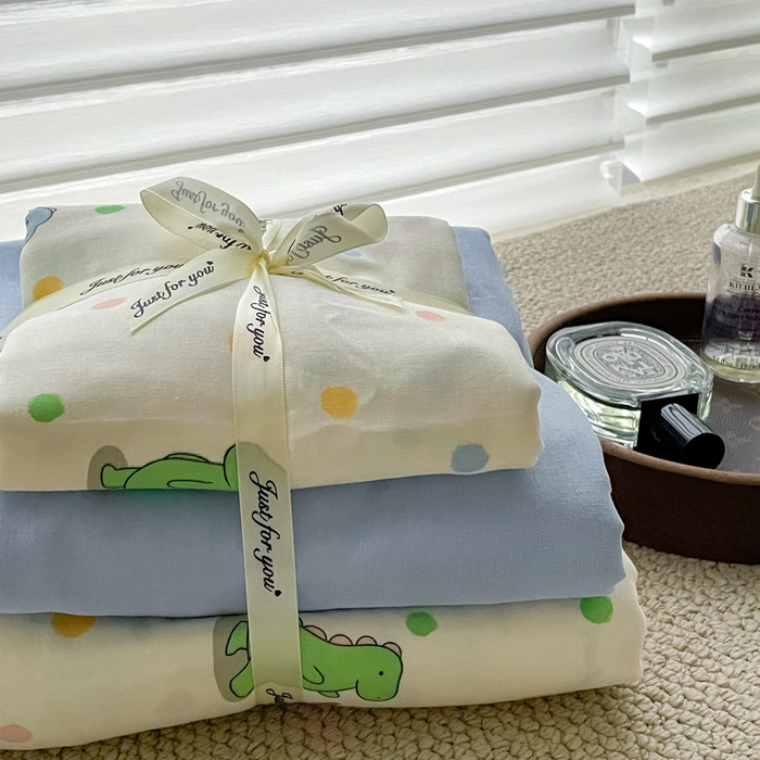 91家纺网 家纺一手货源 找家纺 一比一家纺 2025新款全棉母婴级抗菌有氧全棉双层纱亲肤全棉小清新印花三件套四件套 恐龙派对