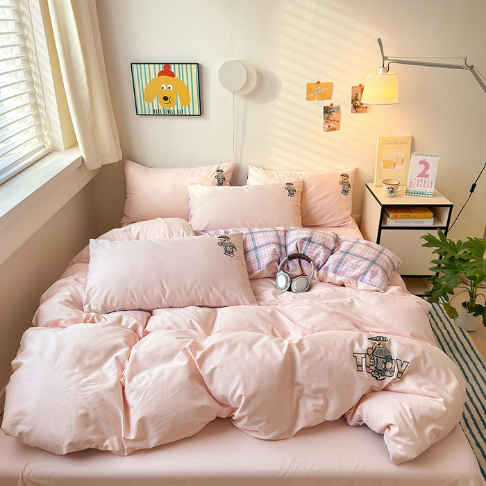 91家纺网 家纺一手货源 找家纺 优悦生活馆 2025新款全棉亲肤刺绣成人款四件套-小熊 小熊-粉