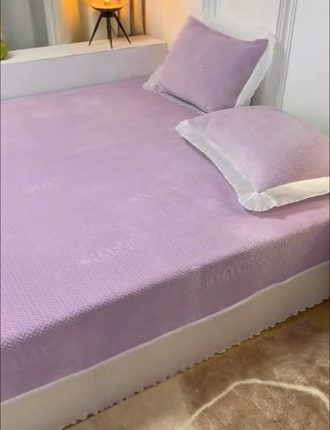 91家纺网 家纺一手货源 找家纺 冬然家纺 2024新款雕花绒榻榻米床盖大麦穗紫