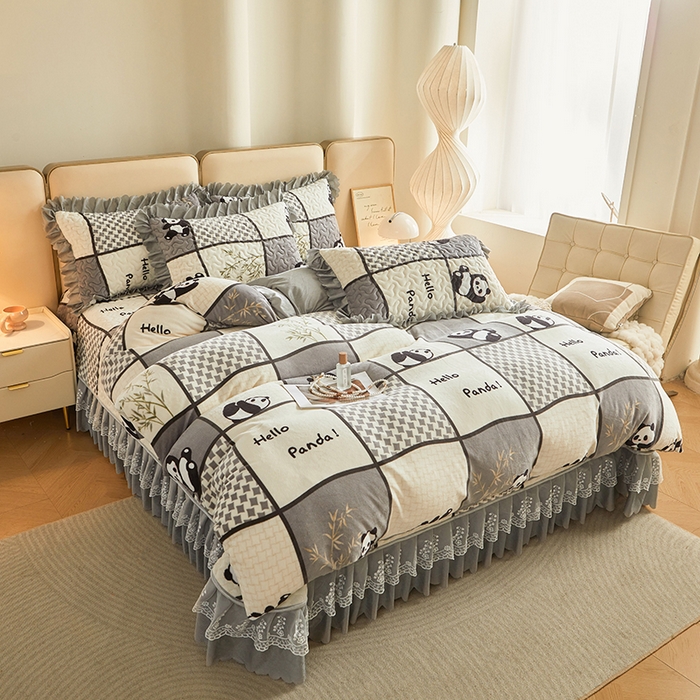 91家纺网 家纺一手货源 找家纺 艾裙海 2025新款高克重加厚保暖A类牛奶绒夹棉床盖系列四件套 熊猫皮皮