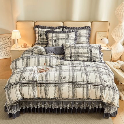 91家纺网 家纺一手货源 找家纺 艾裙海 2025新款高克重加厚保暖A类牛奶绒夹棉床盖系列四件套 爱的格调