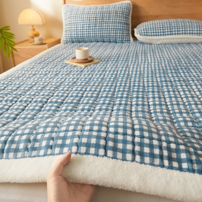 91家纺网 家纺一手货源 找家纺 鑫钰 2024秋冬新款加厚牛奶绒床垫床褥床护垫 暖格-蓝小格