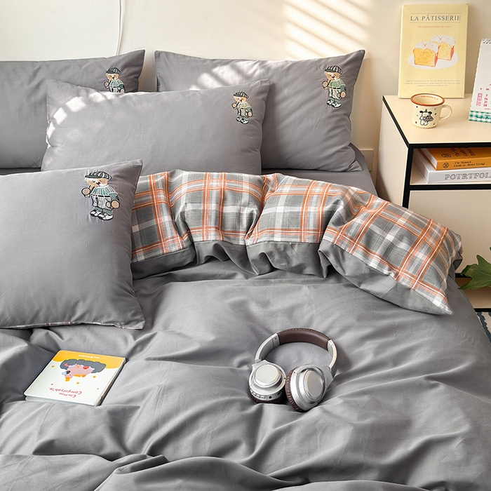 91家纺网 家纺一手货源 找家纺 优悦生活馆 2025新款全棉亲肤刺绣成人款四件套-小熊 小熊-深灰