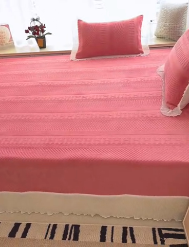 91家纺网 家纺一手货源 找家纺 冬然家纺 2024新款雕花绒榻榻米床盖玫瑰粉