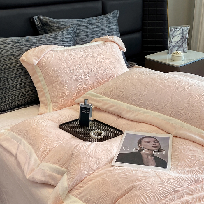 91家纺网 家纺一手货源 找家纺 2025新款秋冬AB版250克全消光立体雕花烂花牛奶绒双拼角四件套-璀璨烟花 璀璨烟花-白桃粉