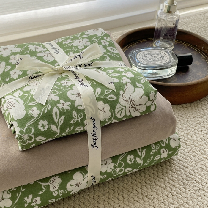 91家纺网 家纺一手货源 找家纺 一比一家纺 2025新款全棉母婴级抗菌有氧全棉双层纱亲肤全棉小清新印花三件套四件套 木槿花-绿