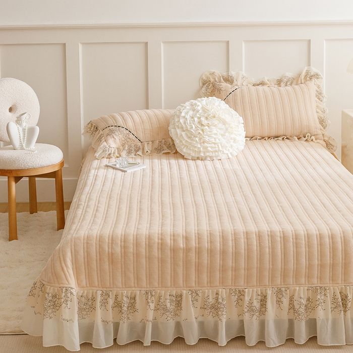 91家纺网 家纺一手货源 找家纺 胜权家纺 2024新款小香风牛奶绒夹棉单品床盖-芭莎系列 芭莎-米