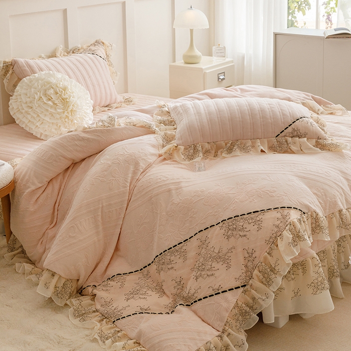 91家纺网 家纺一手货源 找家纺 胜权家纺 2024新款小香风牛奶绒夹棉床盖四件套-芭莎系列 芭莎-粉