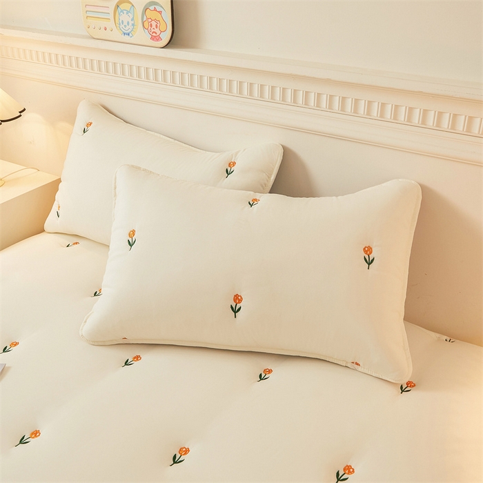 91家纺网 家纺一手货源 找家纺 2025新款A类水洗棉大豆刺绣床笠 小花-简约白