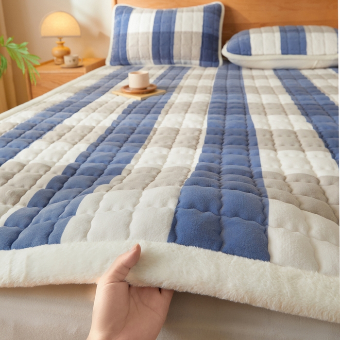 91家纺网 家纺一手货源 找家纺 鑫钰 2024秋冬新款加厚牛奶绒床垫床褥床护垫 暖格-蓝大格
