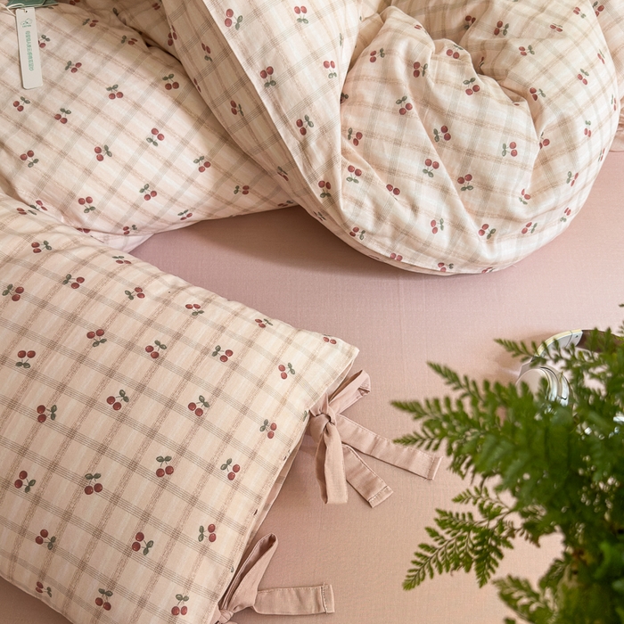 91家纺网 家纺一手货源 找家纺 2024秋冬新款系带格子双层纱四件套 咖格樱桃