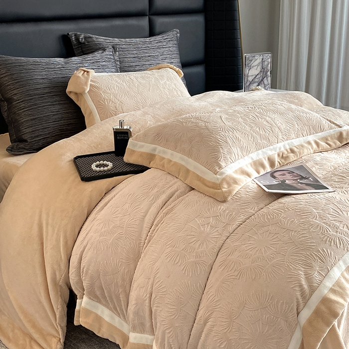 91家纺网 家纺一手货源 找家纺 2025新款秋冬AB版250克全消光立体雕花烂花牛奶绒双拼角四件套-璀璨烟花 璀璨烟花-卡其色