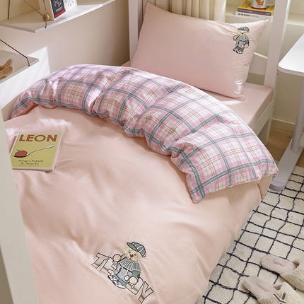 91家纺网 家纺一手货源 找家纺 优悦生活馆 2025新款全棉刺绣亲肤学生款套件-小熊 小熊-粉