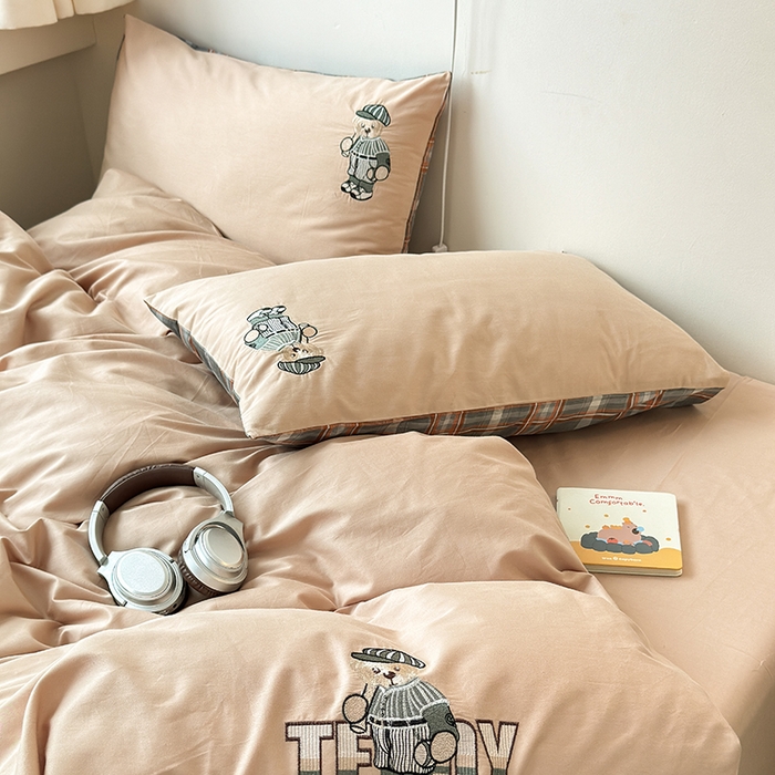 91家纺网 家纺一手货源 找家纺 优悦生活馆 2025新款全棉亲肤刺绣成人款四件套-小熊 小熊-卡其