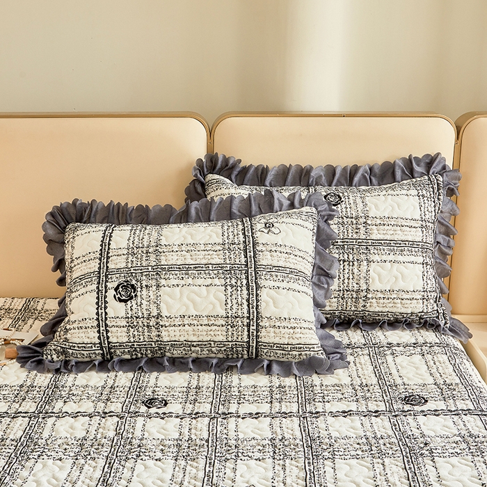 91家纺网 家纺一手货源 找家纺 艾裙海 2025新款高克重加厚保暖A类牛奶绒夹棉床盖系列四件套 爱的格调