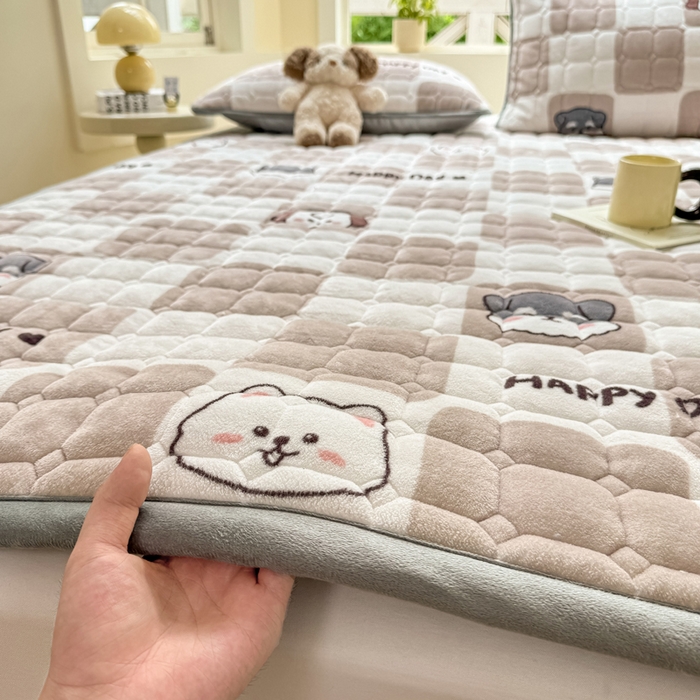 91家纺网 家纺一手货源 找家纺 2024新款牛奶绒床垫保暖床褥子夹棉加厚印花床护垫大床图 享受生活