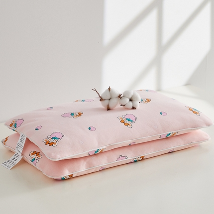 91家纺网 家纺一手货源 找家纺 乐可 2024新款双层纱卡通儿童棉花枕35*50cm 草莓兔粉