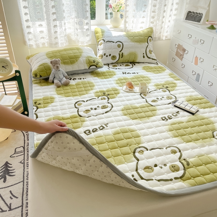 91家纺网 家纺一手货源 找家纺 2024新款牛奶绒床垫保暖床褥子夹棉加厚印花床护垫大床图 绿心熊