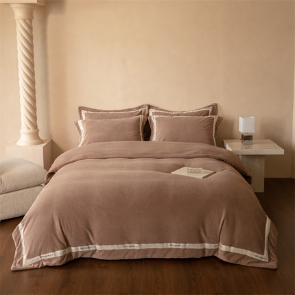 91家纺网 家纺一手货源 找家纺 2024新款高克重牛奶绒撞色宽边四件套-时尚格调 咖啡色