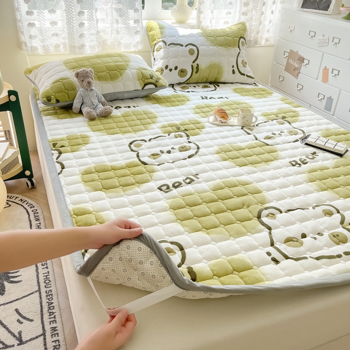 91家纺网 家纺一手货源 找家纺 2024新款牛奶绒床垫保暖床褥子夹棉加厚印花床护垫大床图 绿心熊