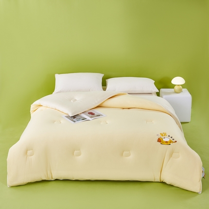 91家纺网 家纺一手货源 找家纺 华美被业 2024新款针织棉牛奶丝猫肚皮糯糯被 奶油黄