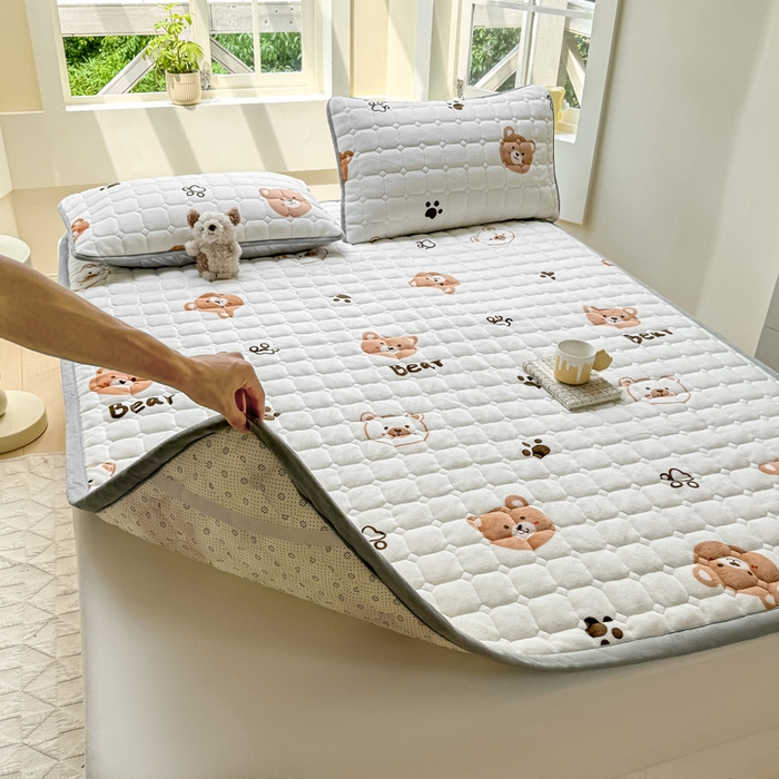 91家纺网 家纺一手货源 找家纺 2024新款牛奶绒床垫保暖床褥子夹棉加厚印花床护垫大床图 熊的脚印
