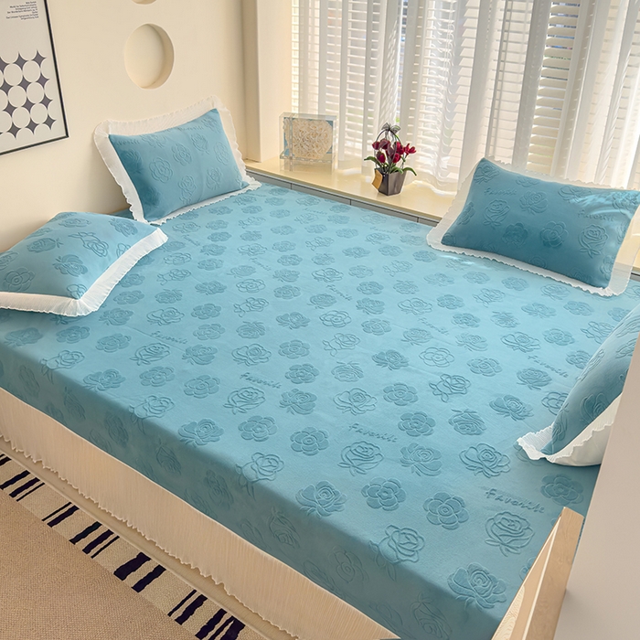 91家纺网 家纺一手货源 找家纺 冬然家纺 2024新款雕花绒榻榻米床盖玫瑰湖蓝