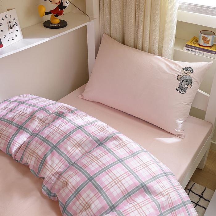 91家纺网 家纺一手货源 找家纺 优悦生活馆 2025新款全棉刺绣亲肤学生款套件-小熊 小熊-粉