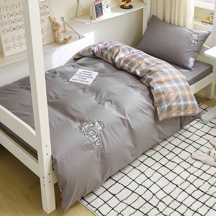 91家纺网 家纺一手货源 找家纺 优悦生活馆 2025新款全棉刺绣亲肤学生款套件-小熊 小熊-深灰