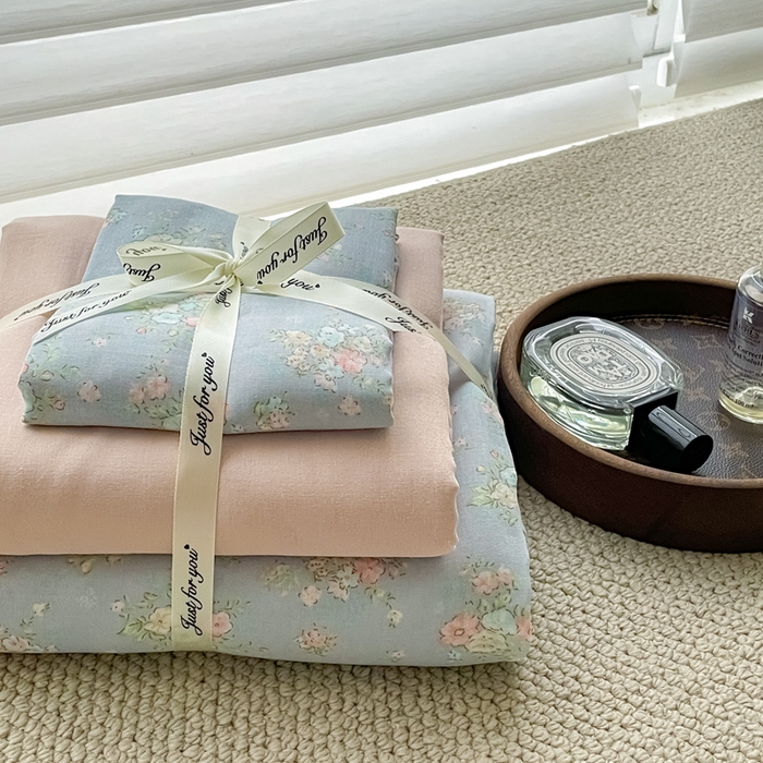 91家纺网 家纺一手货源 找家纺 一比一家纺 2025新款全棉母婴级抗菌有氧全棉双层纱亲肤全棉小清新印花三件套四件套 小苍兰