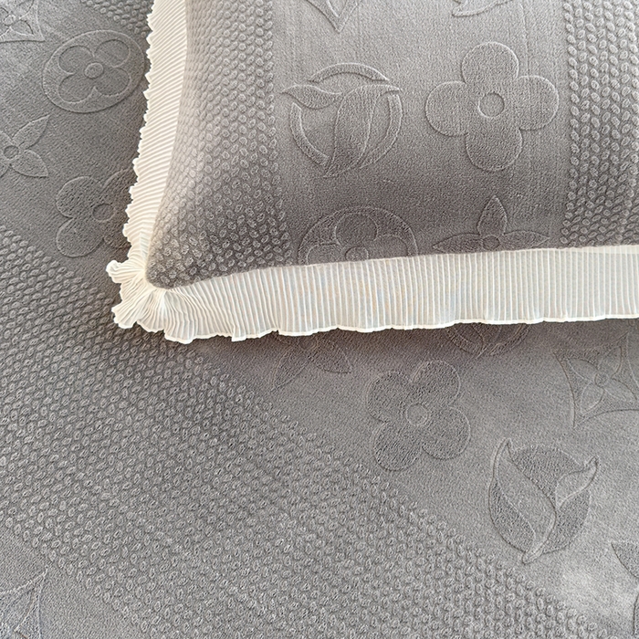 91家纺网 家纺一手货源 找家纺 冬然家纺 2024新款雕花绒榻榻米床盖赫本灰