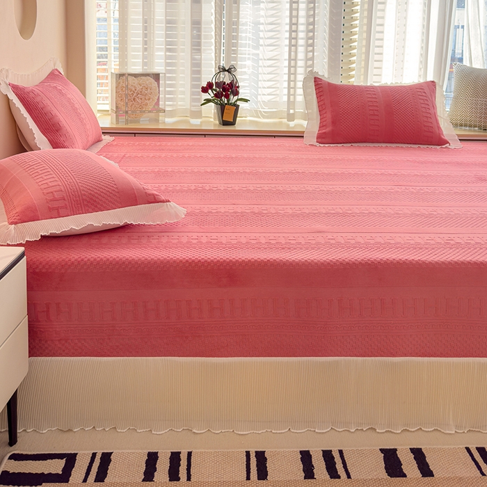 91家纺网 家纺一手货源 找家纺 冬然家纺 2024新款雕花绒榻榻米床盖玫瑰粉