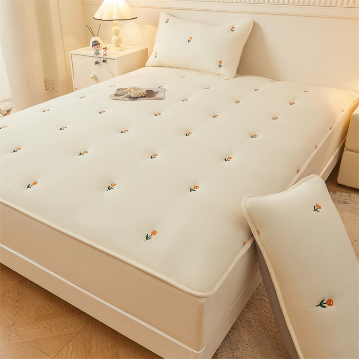 91家纺网 家纺一手货源 找家纺 2025新款A类水洗棉大豆刺绣床笠 小花-简约白