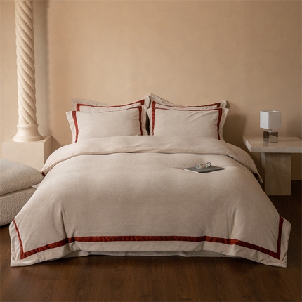 91家纺网 家纺一手货源 找家纺 2024新款高克重牛奶绒撞色宽边四件套-时尚格调 奶茶浅白