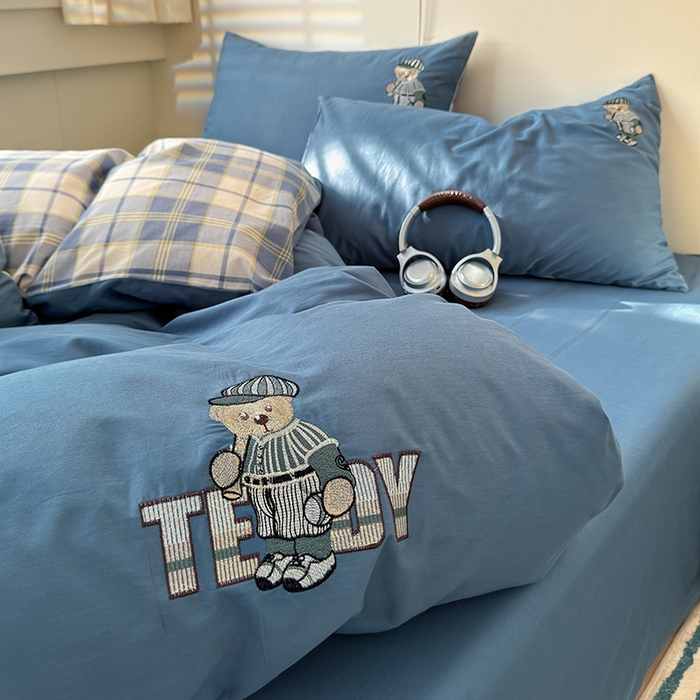 91家纺网 家纺一手货源 找家纺 优悦生活馆 2025新款全棉亲肤刺绣成人款四件套-小熊 小熊-宾利蓝