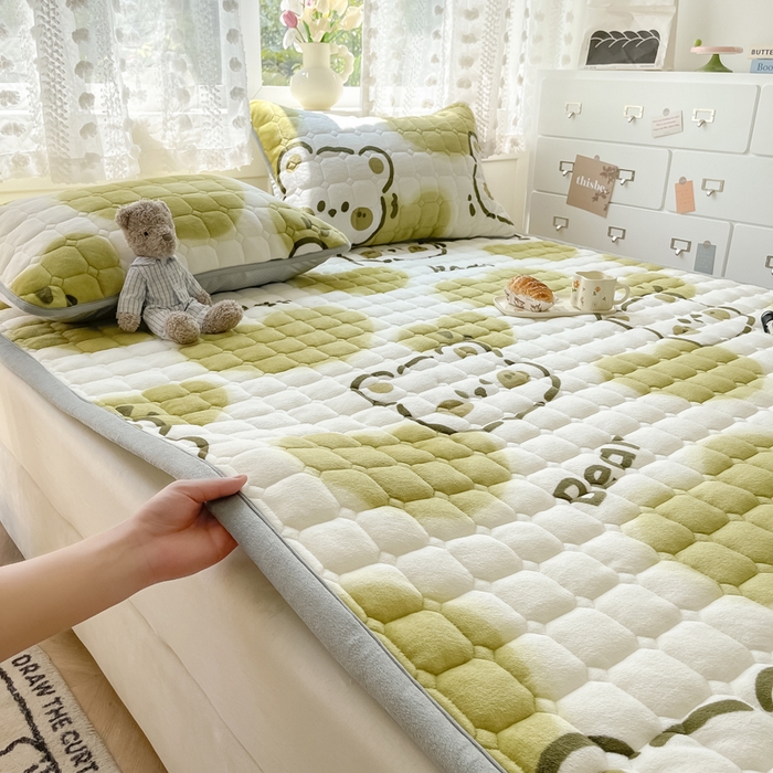 91家纺网 家纺一手货源 找家纺 2024新款牛奶绒床垫保暖床褥子夹棉加厚印花床护垫大床图 绿心熊