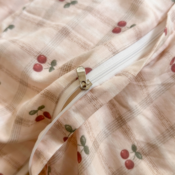 91家纺网 家纺一手货源 找家纺 2024秋冬新款系带格子双层纱四件套 咖格樱桃