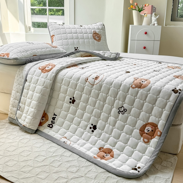 91家纺网 家纺一手货源 找家纺 2024新款牛奶绒床垫保暖床褥子夹棉加厚印花床护垫大床图 熊的脚印